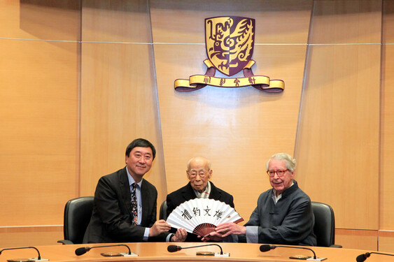 Prof. Joseph Sung (left) presents a paper fan with both Professor Jao's and his calligraphy printed to Professor Malmqvist.